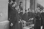 Nadbiskup s bogoslovima u vrtu Nadbiskupskoga bogoslovnog sjemeništa u Zagrebu 1942.